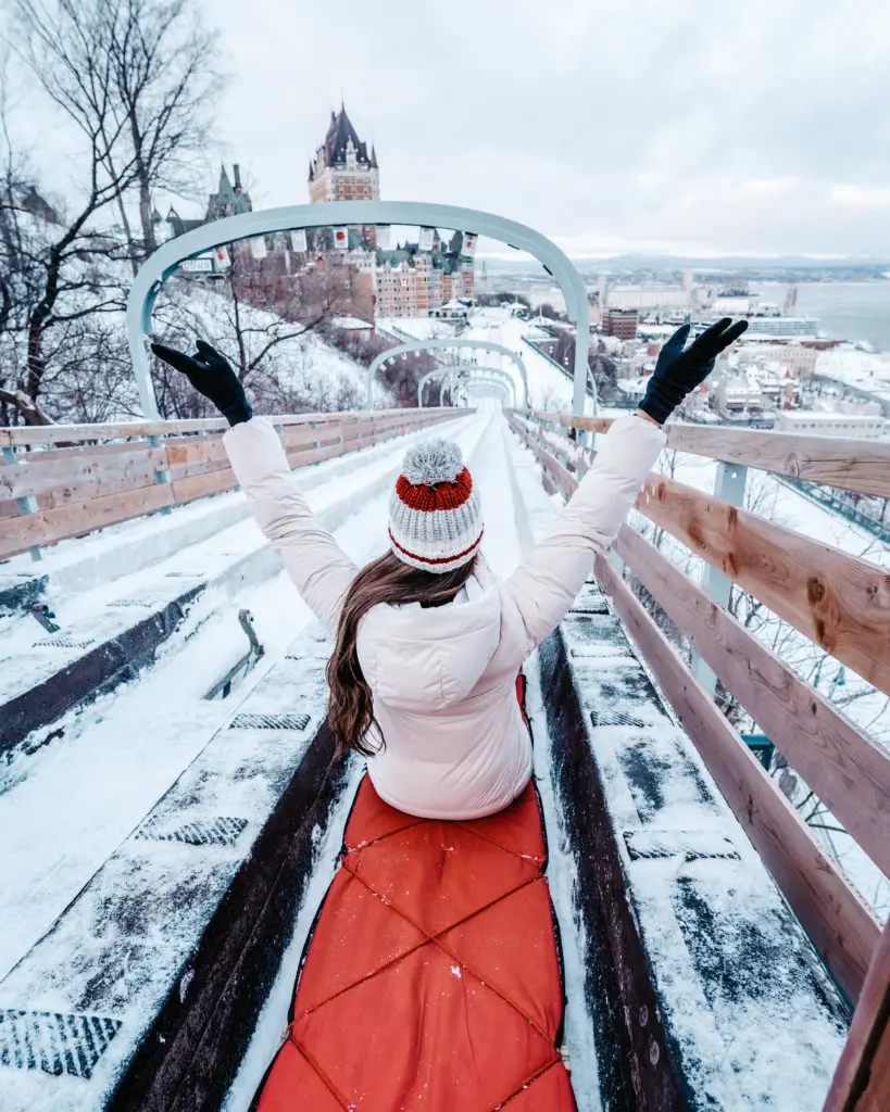 Vieux-Québec Tourisme hiver 
Glissades en toboggan sur les Terrasse Dufferin  