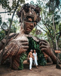 Sculpture en bois à Tulum Beach - Ven a la Luz