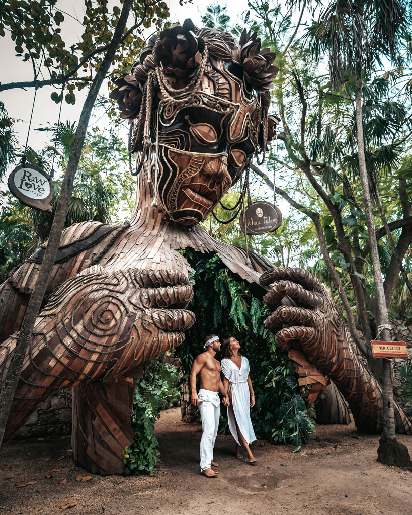 Sculpture en bois à Tulum Beach - Ven a la Luz