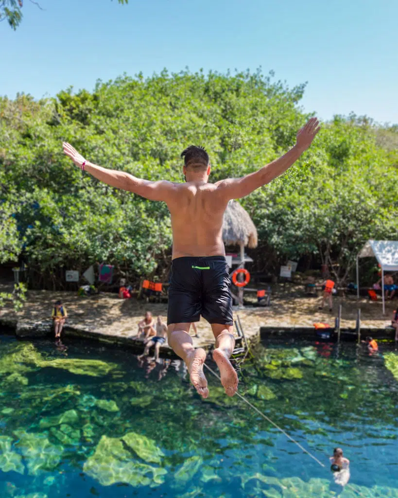 Détente au cénote Cristalino près de Playa del Carmen au Mexique