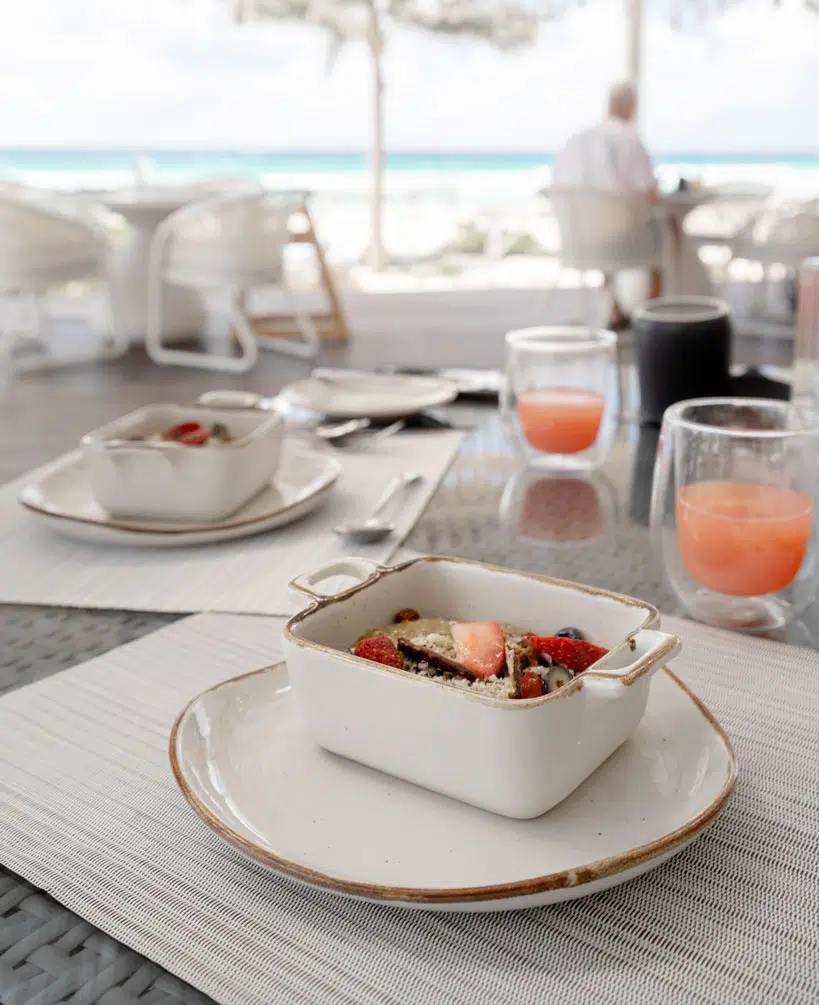 Plat vegan au restaurant de l'hôtel de luxe Palmaia en bord de mer