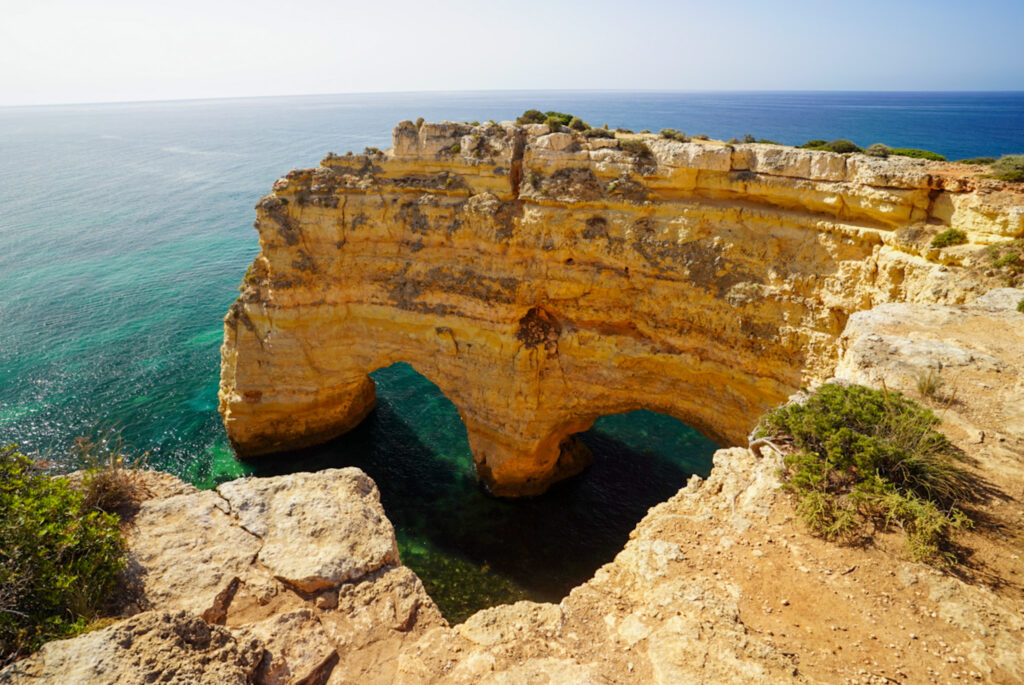 Le rocher en forme de coeur en Algarve au Portugal