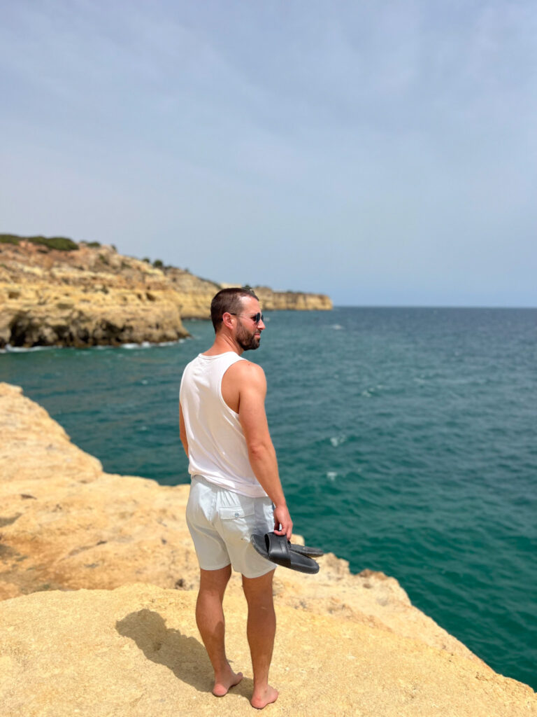 vue sur la mer en algarve au portugal