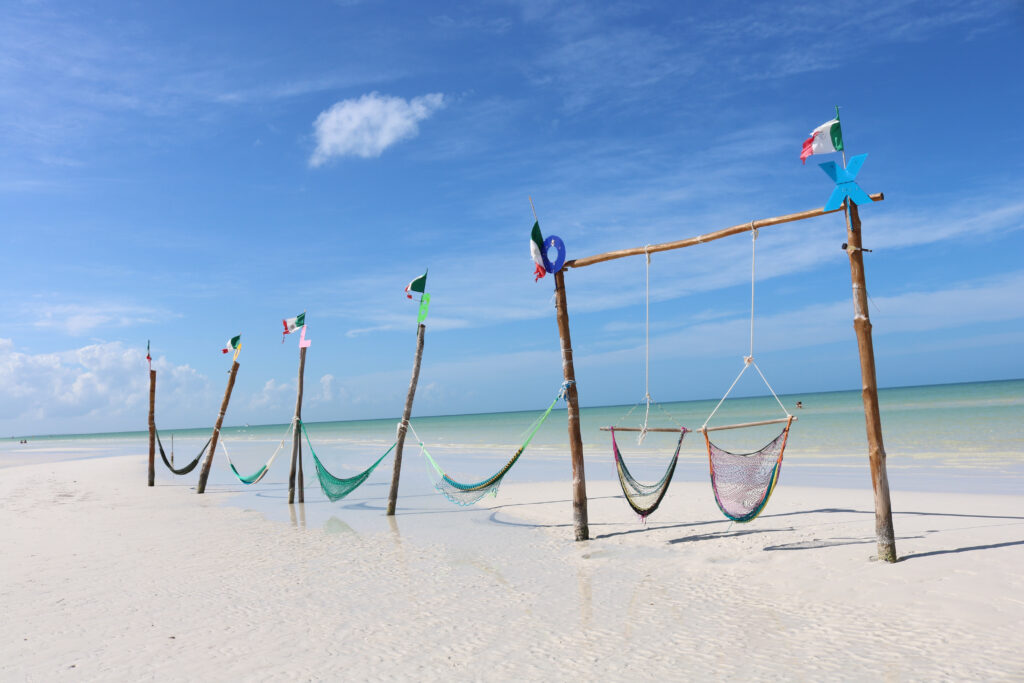 Hamacs sur la plage de Holbox