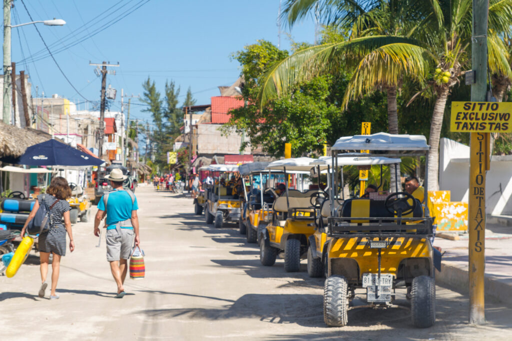 Taxi et voiturette de golf à Holbox